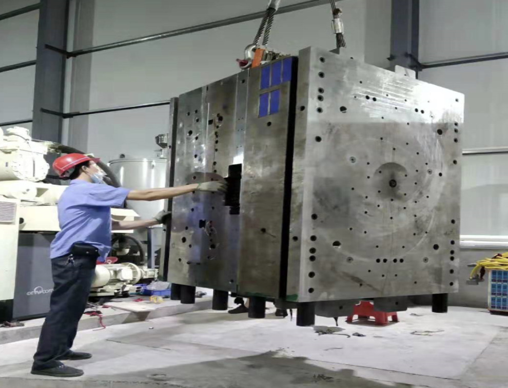 Injection-Molding-of-Large-Plastic-Parts